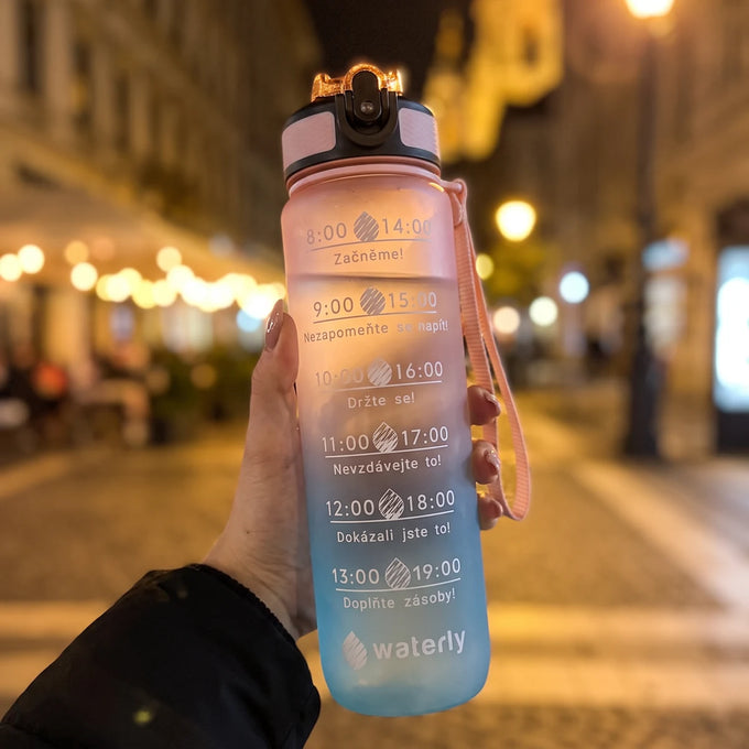 Recenze zákaznice Žofie – motivační láhev Waterly ve večerním městě